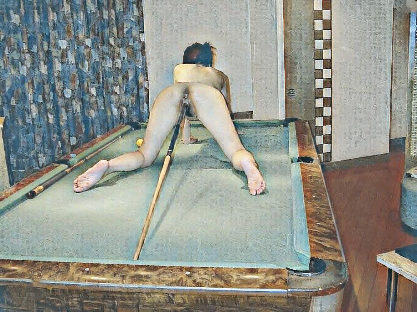 J'adore les filles nues à la table de billard