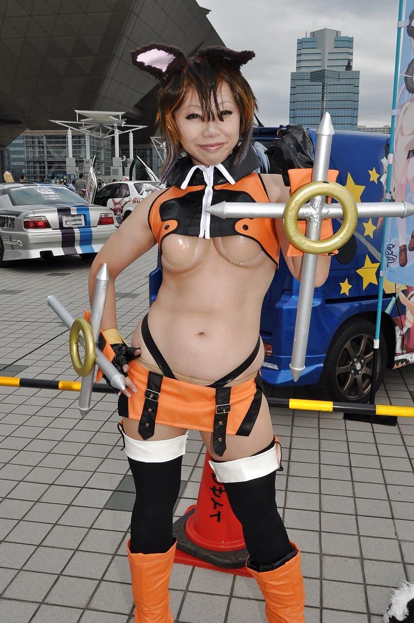 cosplayer japonês em muitos trajes/uniformes