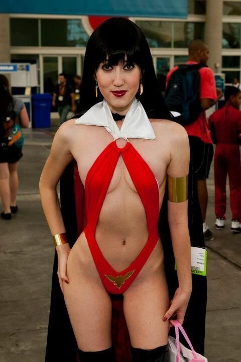 Vampirella (también conocida como Ella Normandía) Dynamite Entertainment