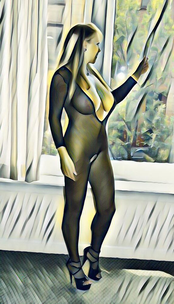 hot girls in windows#