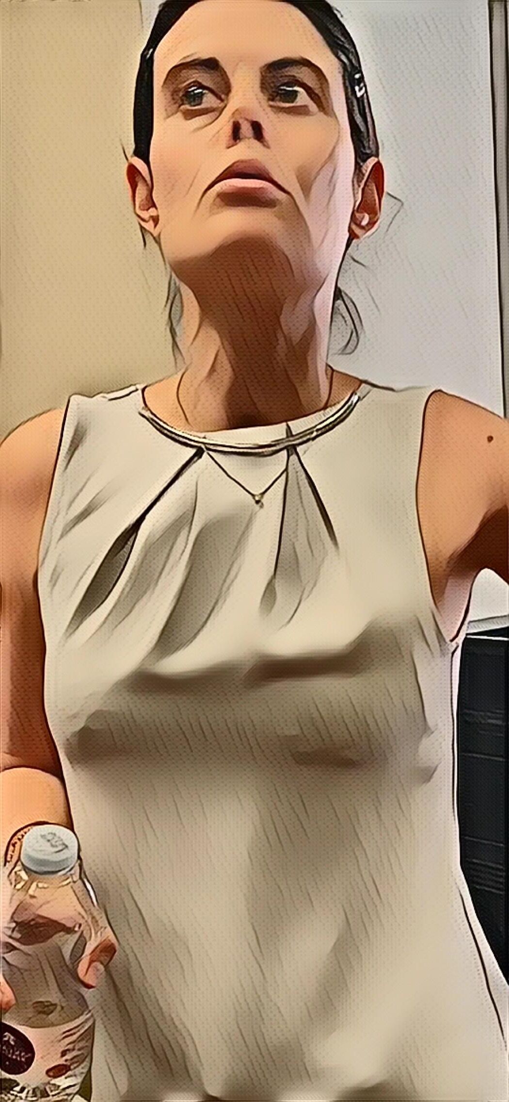 Caricatura debajo del vestido los pezones perforados