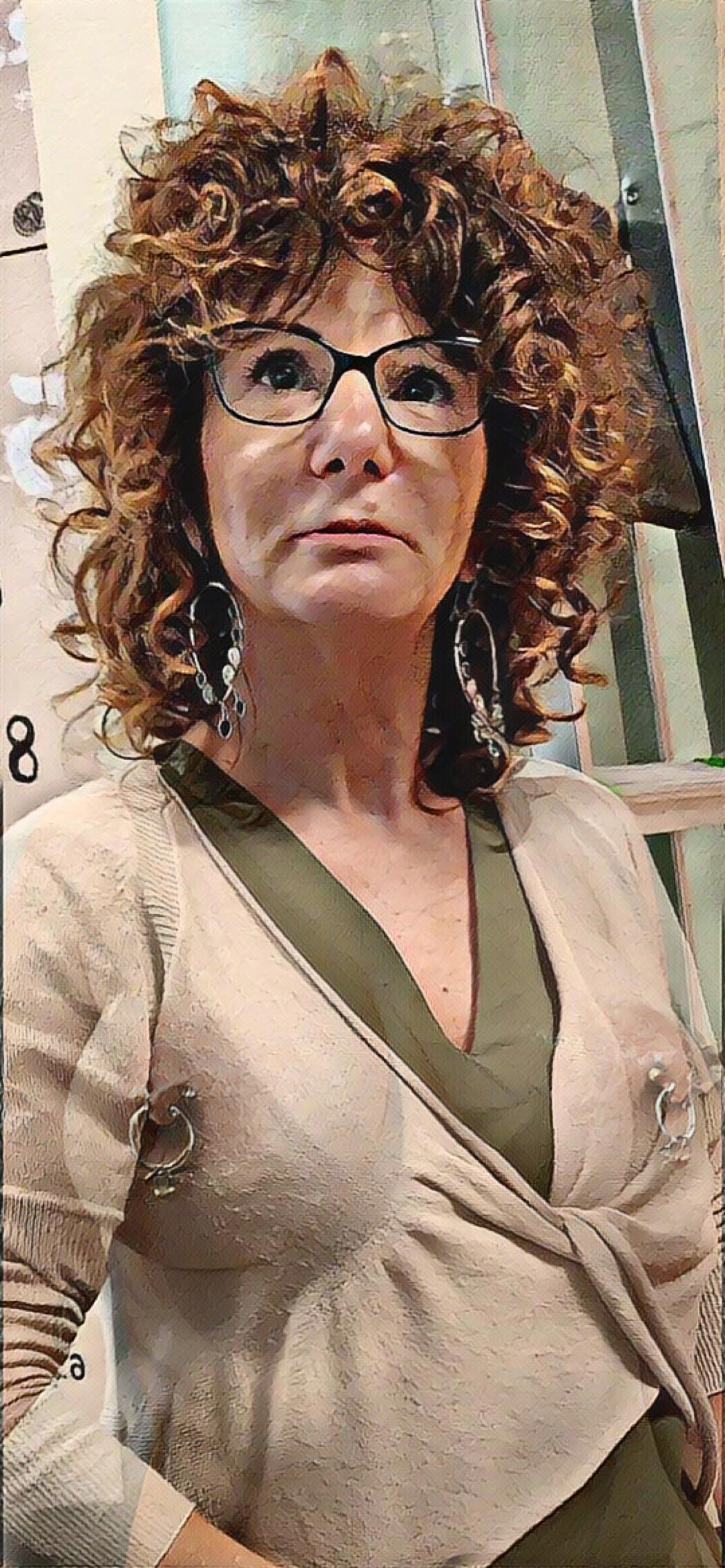 Caricatura debajo del vestido los pezones perforados