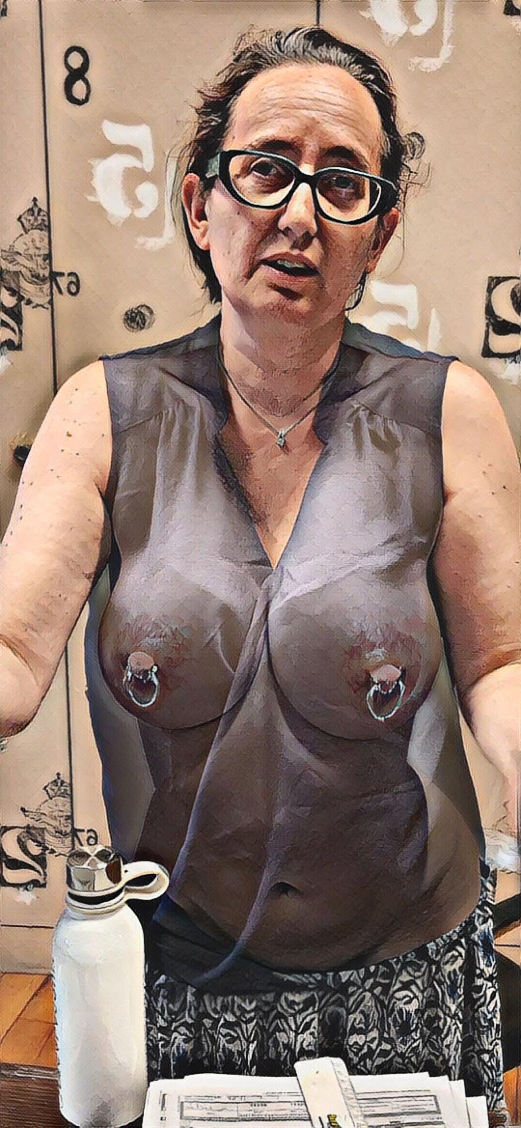 Caricatura debajo del vestido los pezones perforados