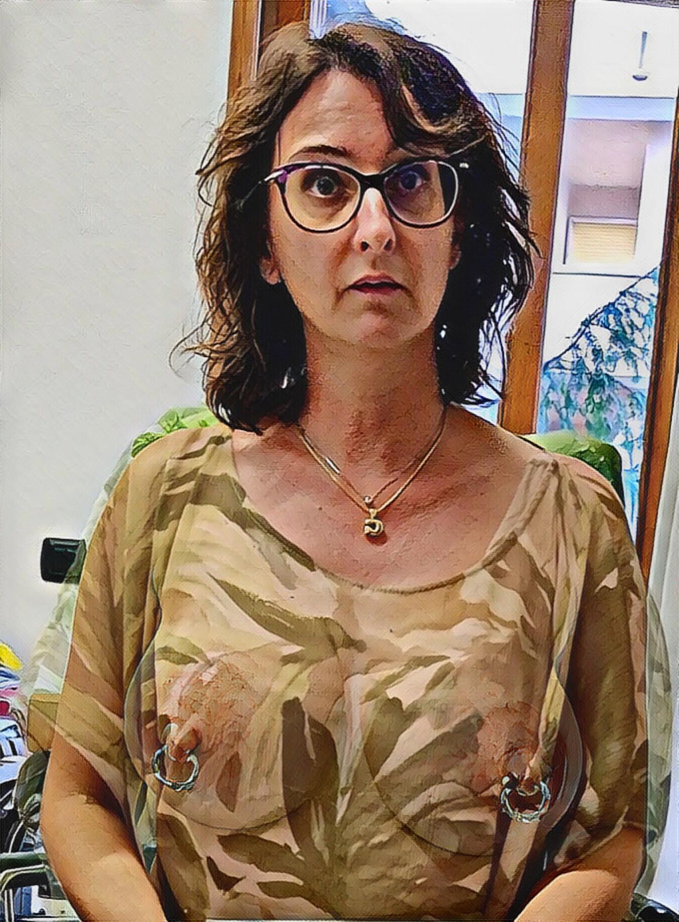 Caricatura debajo del vestido los pezones perforados