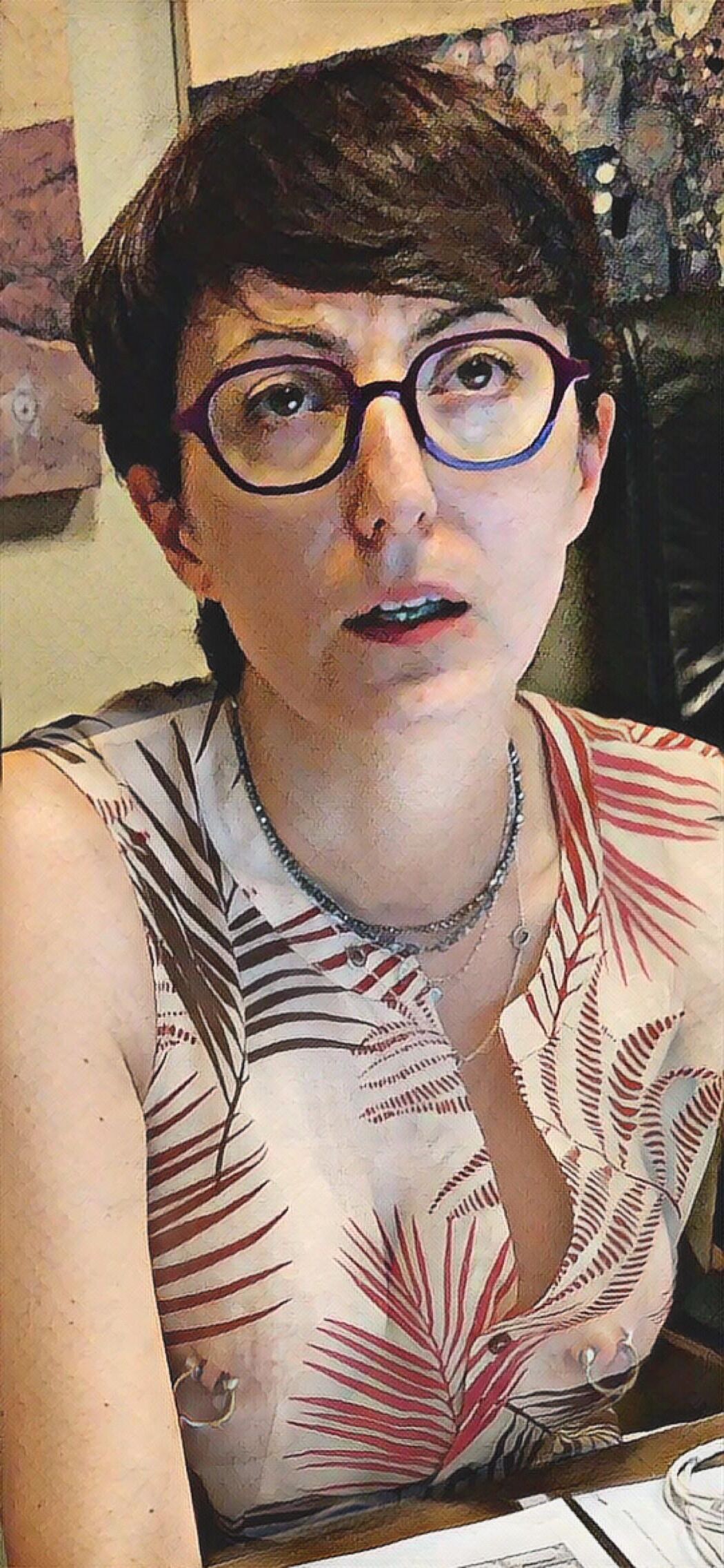 Caricatura debajo del vestido los pezones perforados