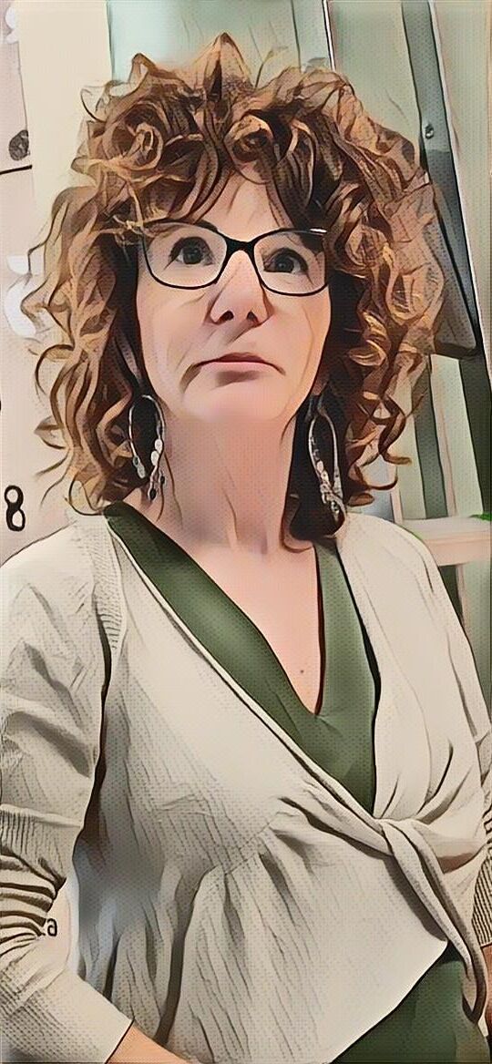 Caricatura debajo del vestido los pezones perforados