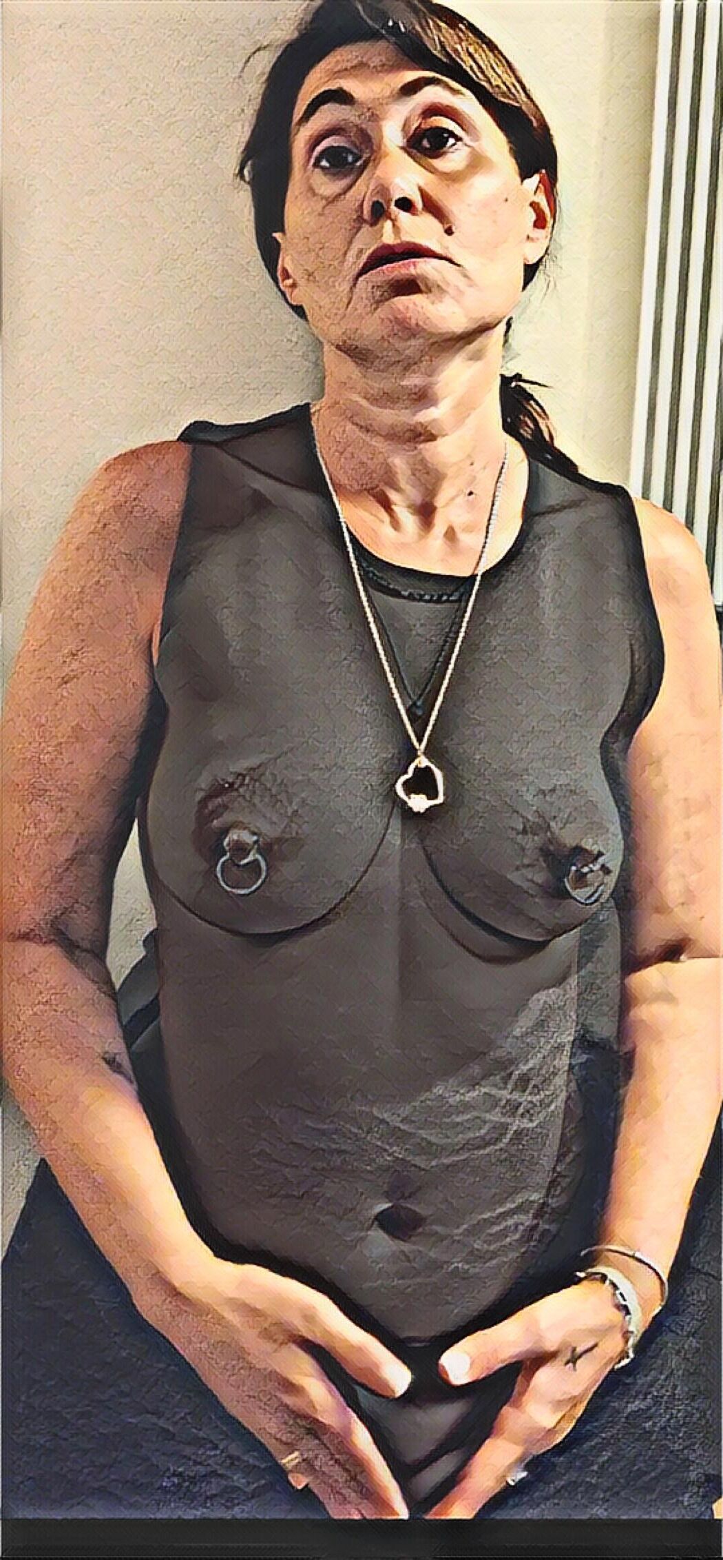 Caricatura debajo del vestido los pezones perforados