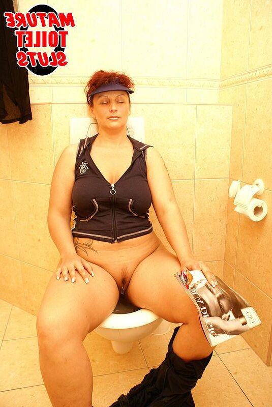 使用するためのトイレの女